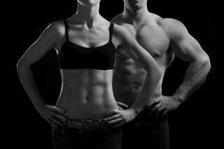 AL-Illu-Training-Frau-und-Mann-mit-Muskeln-sw-Shutterstock