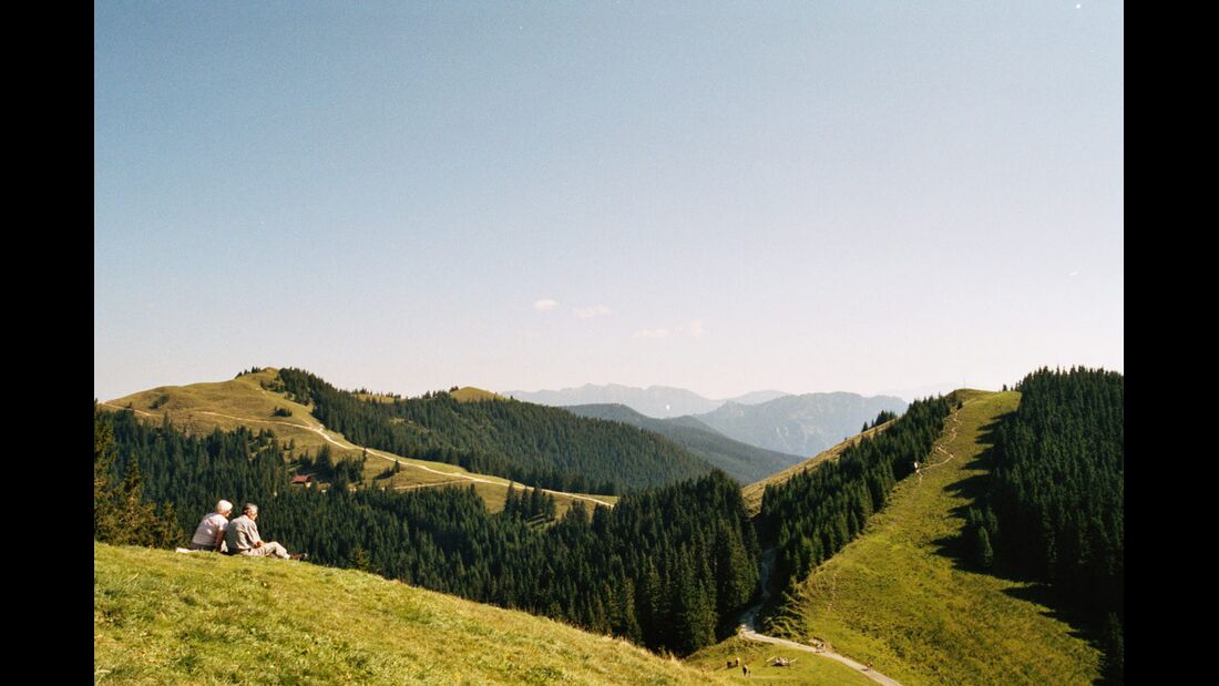AL-Illu-Wanderer-Pause-Ausblick-gruene-Huegel-sanfte-Landschaft_joooo_pixelio (jpg)