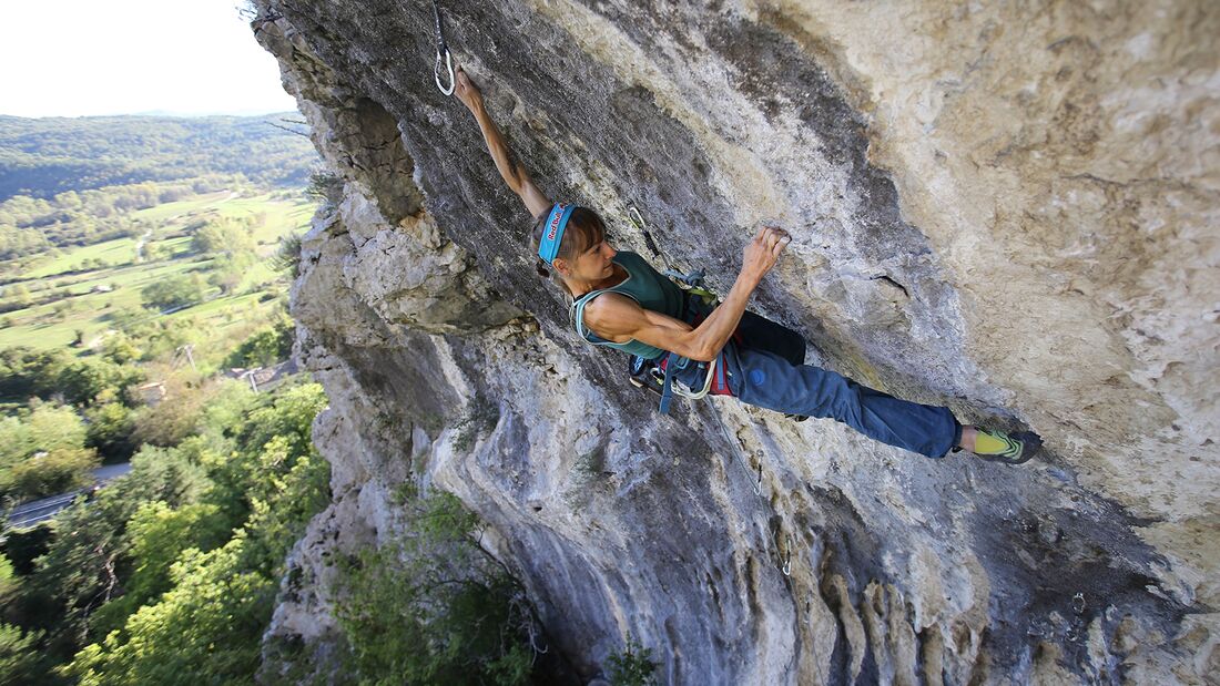 Angy Eiter klettert in der Bat Cave bei Buzet, Kroatien