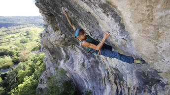 Angy Eiter klettert in der Bat Cave bei Buzet, Kroatien