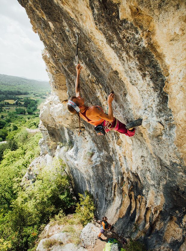 Angy Eiter klettert in der Bat Cave bei Buzet, Kroatien