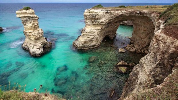 Ansicht der Felsen auf Meer, Ufer gegen Himmel, Melendugno, Puglia, Italien