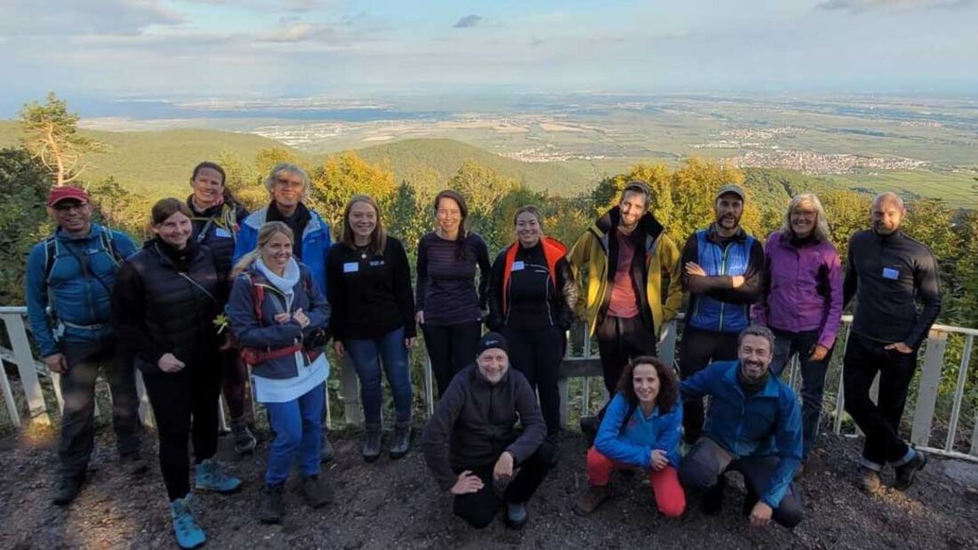Bloggerwandern 2021 in der Pfalz - Gruppenbild auf der Kalmit