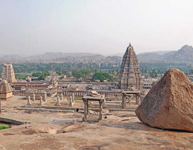Boulder und Virupaksha-Tempel in Hampi, Indien