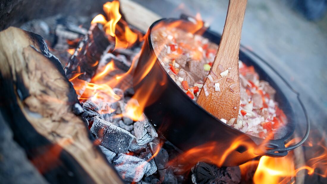 Camp Cooking: One-Pot Gerichte für kalte Tage am Lagerfeuer 