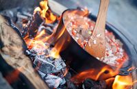 Camp Cooking: One-Pot Gerichte für kalte Tage am Lagerfeuer 