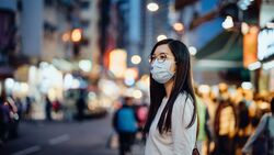 Coronavirus in Asien - Frau mit Atemschutzmaske