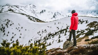 Daunenjacke - Winterjacke - Wanderer in den Bergen im Winter