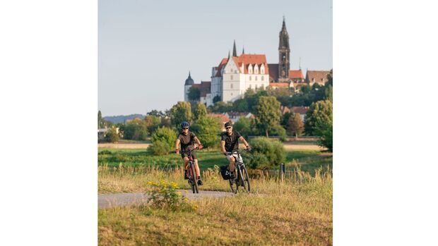 Felix Meyer: Radfahrer mit der spätgotischen Albrechtsburg und dem Meißner Dom im Hintergrund