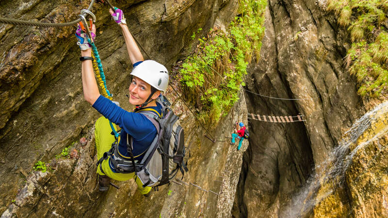 Frau am Klettersteig 