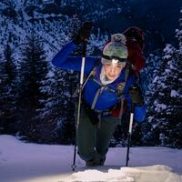 Frau im Schnee - Winterwandern - Skitour - Stirnlampe