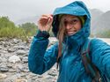 Frau mit Regenjacke beim Wandern