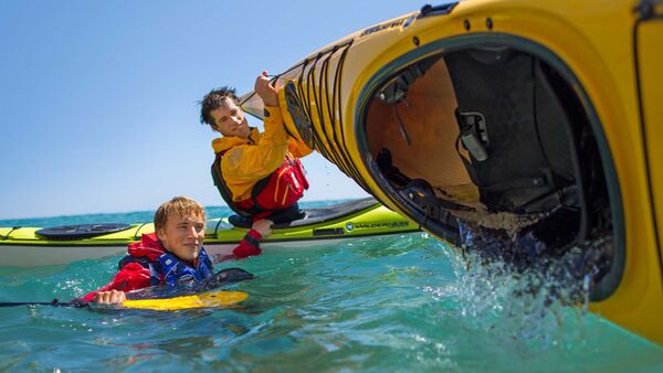 Gekenterte Kanufahrer im Wasser