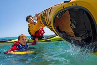 Gekenterte Kanufahrer im Wasser