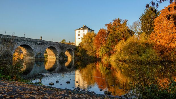 GettyImages/Klaus Ibold: Alte Brücke in Limburg an der Lahn im Herbst