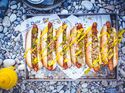 Hot Dogs mit Essiggurken und Senf; Camp Cooking