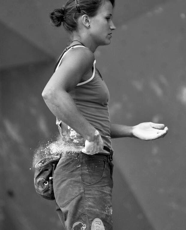 KL Anna Stöhr chalkt beim Rockmaster 2010 in Arco