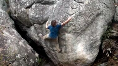 KL Enzo Oddo bouldert in Fontainebleau