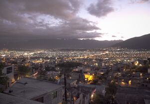 KL-Escalando-Fronteras-Charity-Klettern-Mexiko-Monterrey-by-night (jpg)
