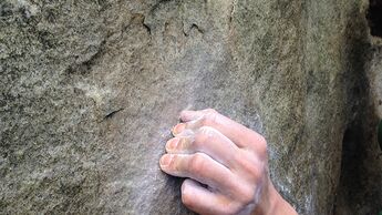 KL Finger aufstellen beim Bouldern, Duel Fontainebleau Frieder Warth