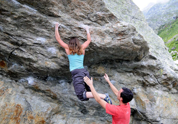 KL Herauspendelnde Füße beim Bouldern