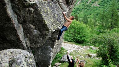 KL Lukas bouldert in Chamonix