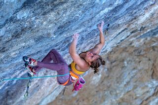 KL Margo Hayes klettert Papichulo 9a+ in Oliana