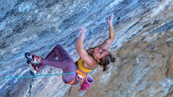 KL Margo Hayes klettert Papichulo 9a+ in Oliana