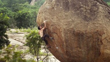 KL Paul Robinson bouldert in Hampi, Indien