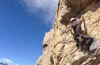 KL Tete d'Aval Briancon alpines Sportklettern mit Helm Teaserbild