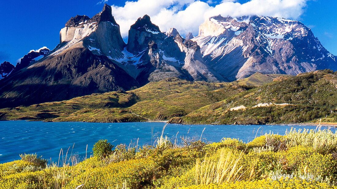 KL-Torres-del-Paine-1280px-Cuernos_del_Paine_from_Lake_Peho-PublicDomain (jpg)