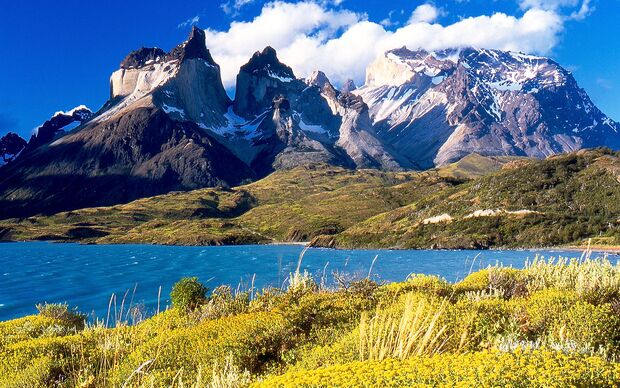 KL-Torres-del-Paine-1280px-Cuernos_del_Paine_from_Lake_Peho-PublicDomain (jpg)
