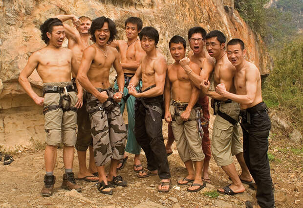 KL-Yangshuo-Twin-Gate---my-chinese-friends-showing-their-muscles-- (jpg)