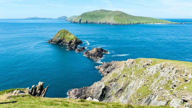 Küstenlandschaft mit Blasket Islands im Hintergrund, Dunmore Head, Daingean Ui Chuis, Slea Head Drive, Dingle Halbinsel, County Kerry, Irland