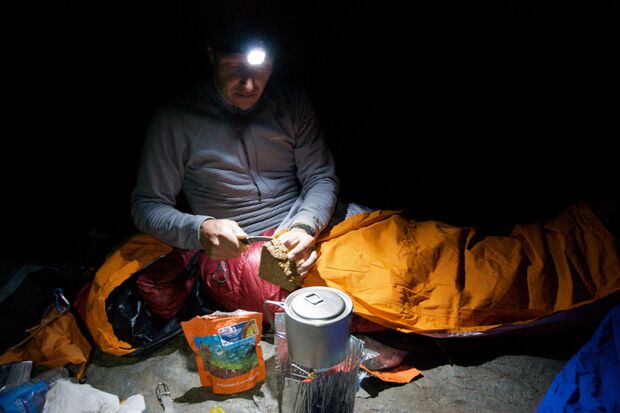 Licht im Dunkeln: Eine Stirnlampe ist beim Trekking ideal
