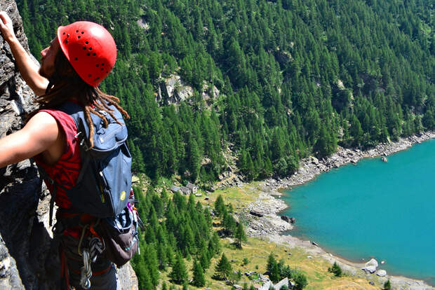 Lukas beim Klettern mit dem Mammut Neon Speed 7