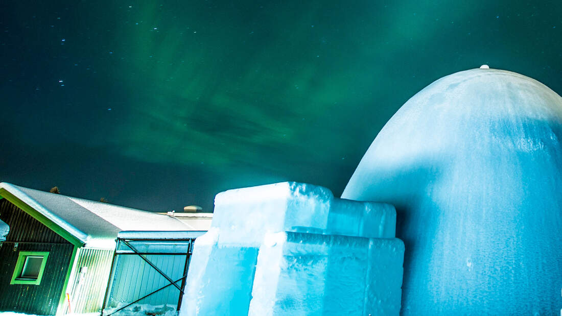 Nordlichter über dem Ice Hotel