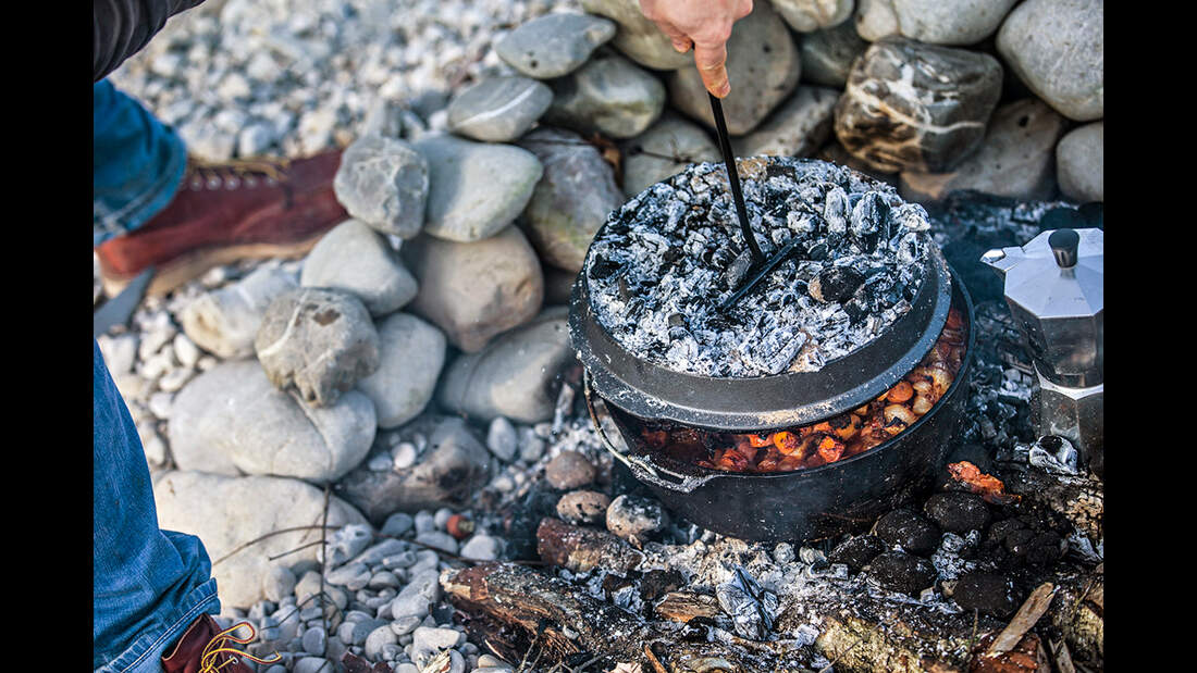 Im Dutch Oven über offenem Feuer kochen | outdoor-magazin.com