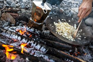 OD 0916 camp cooking outdoor küche draußen kochen zwiebeln
