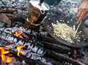 OD 0916 camp cooking outdoor küche draußen kochen zwiebeln