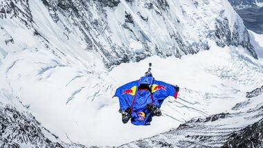 OD Red Bull Aktion - Valery Rozov am Mount Everest Base-Jump 2013