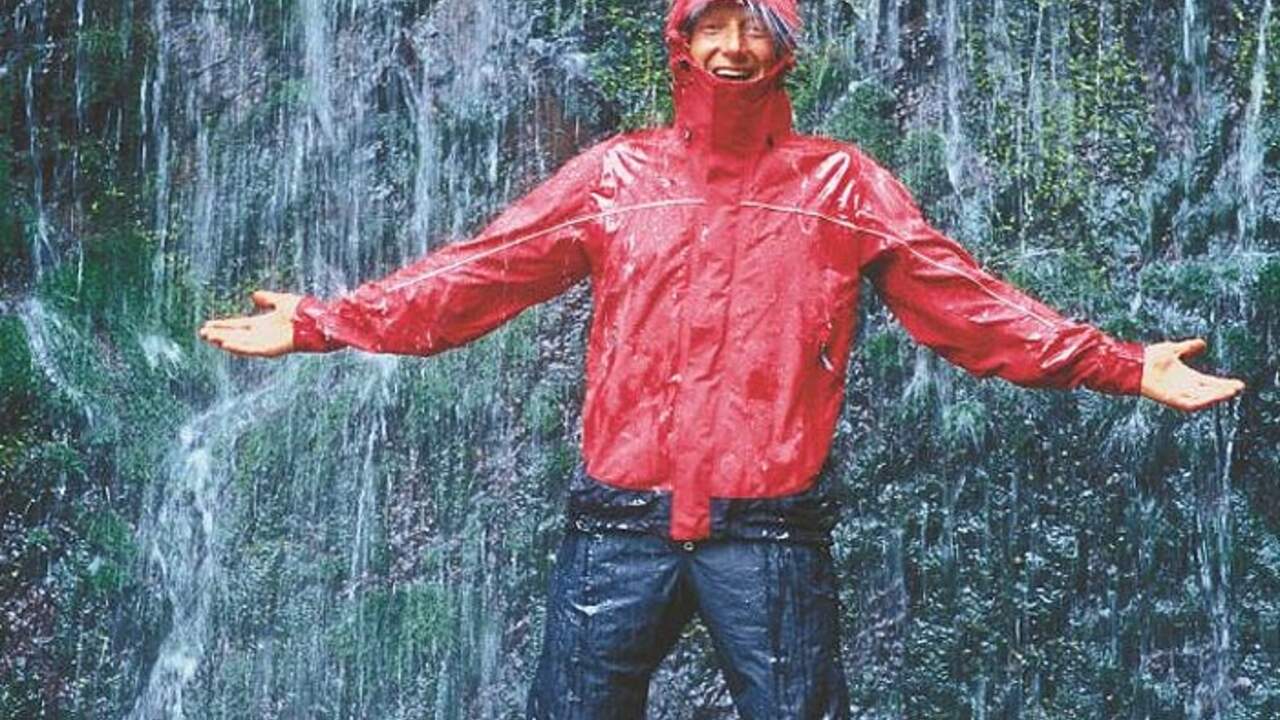 Regenbekleidung mit natuerlicher ausruestung