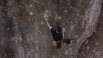 Philipp Gassner klettert Action directe (11) im Frankenjura