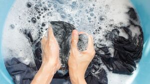 Phornphan Pradittiemphon / EyeEm via Getty Images: Wäsche die von Hand gewaschen wird.