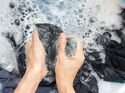 Phornphan Pradittiemphon / EyeEm via Getty Images: Wäsche die von Hand gewaschen wird.