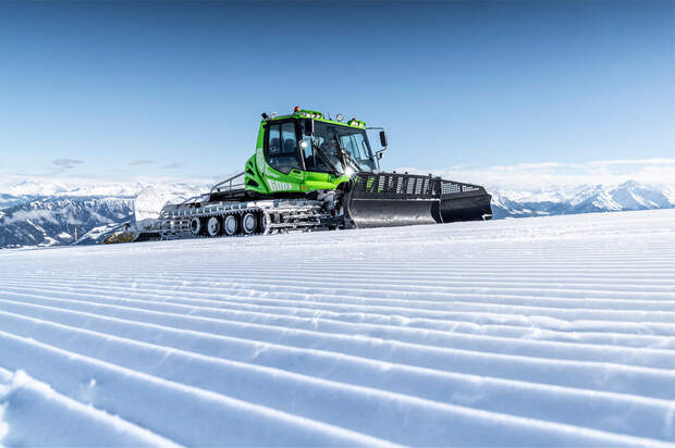 Pistenbully im Schweizer Skigebiet Flims Laax Falera
