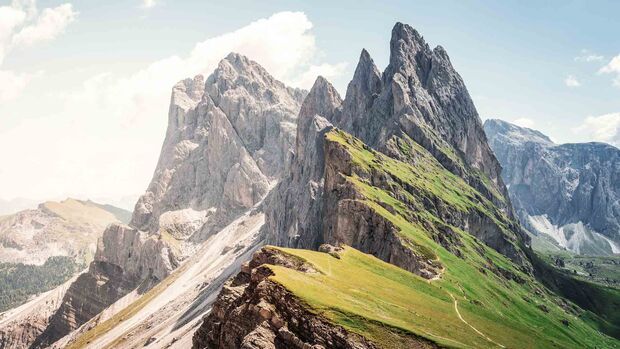 Seceda-Gipfel mit grüner Wiese, Dolomiten, Südtirol, Italien
