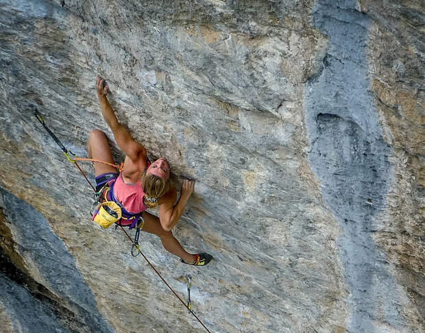 Solveig Korherr klettert La Cabane du Canada 9a in Rawyl