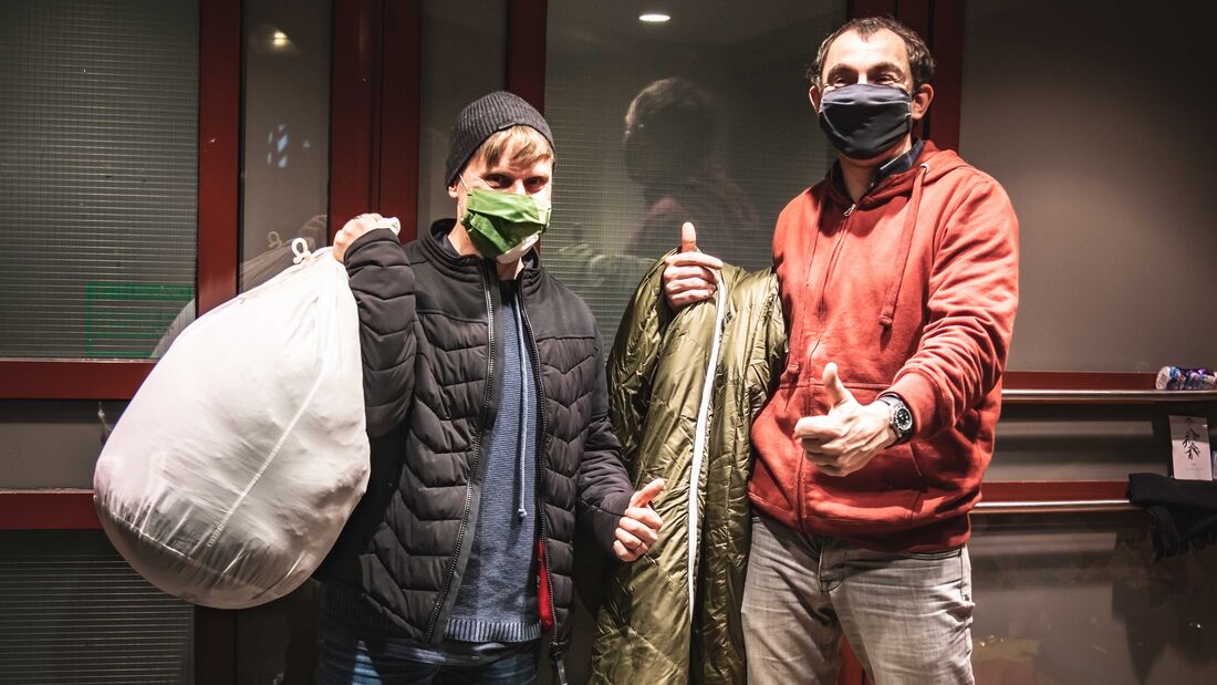 Spendenaktion an Weihnachten von grüezi bag, Verteilung von Schlafsäcken an Obdachlose