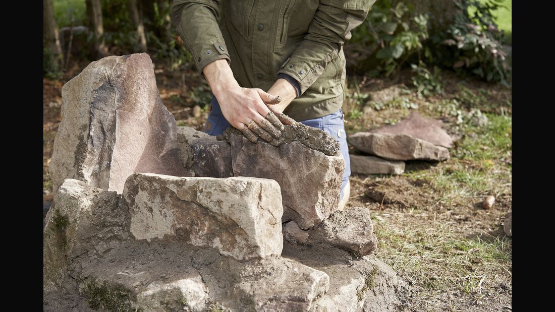 Steinofen selbst gebaut mit Mörtel aus Sand, Erde und Asche